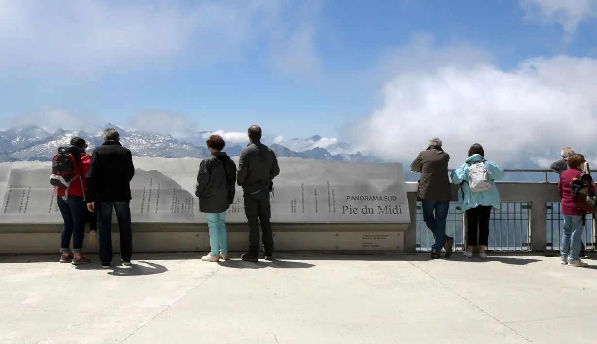 Turis mengunjungi puncak Pic du Midi Bigorre dan observatorium astronomi di La Mongie, Prancis pada 15 Juli 2019. Observatorium tertinggi se-Eropa di Pic du Midi de Bigorre terletak pada ketinggian 2877 mdpl. (Photo by PASCAL PAVANI / AFP)