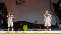 Kapten Jerman Bastian Schweinsteiger (kanan) dan bek Jerman Jerome Boateng  bersiap memulai babak kedua pertandingan melawan Timnas Skotlandia di Hampden Park , Glasgow , Skotlandia, Senin (7/9/2015). (Reuters/Russell Cheyne)