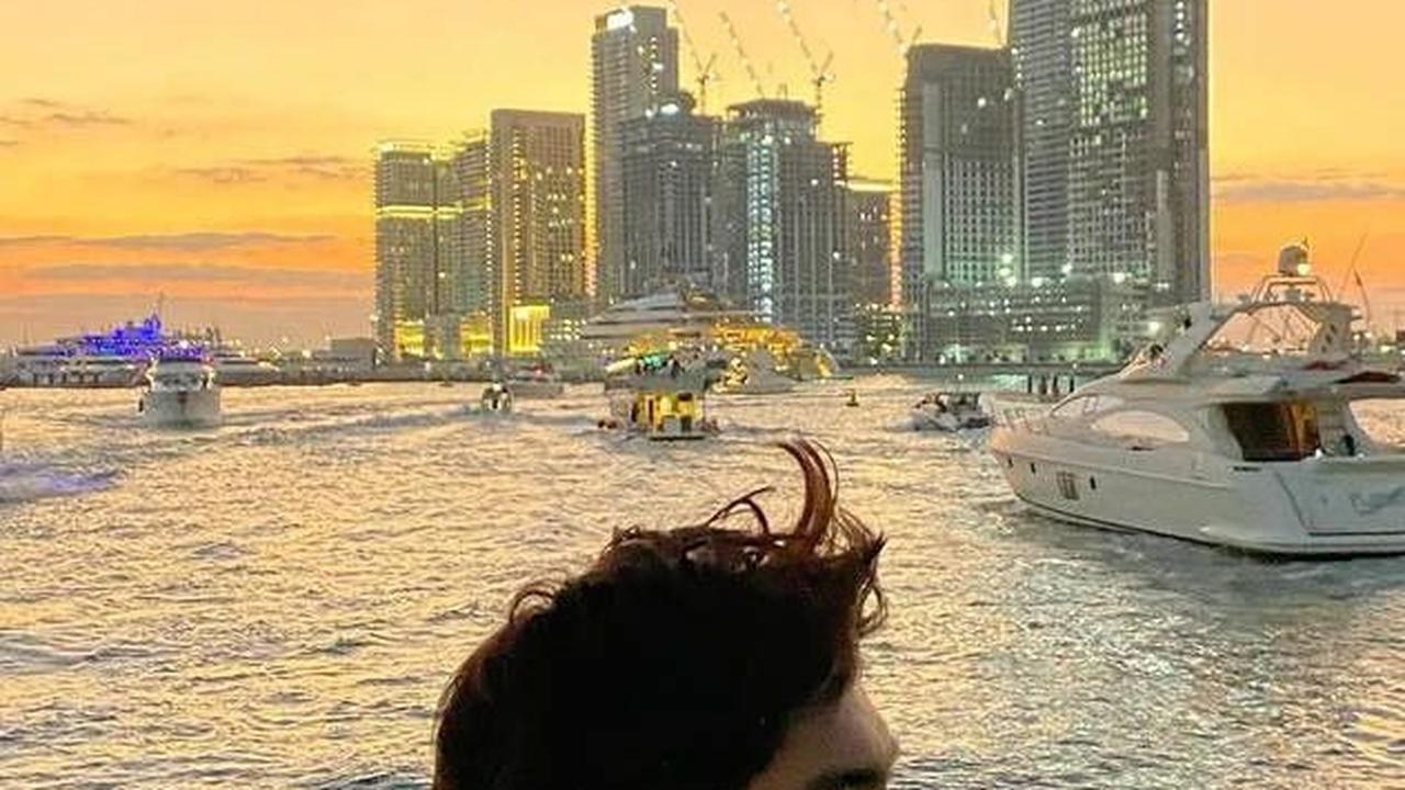 Dari puncak yacht, Eddy menikmati keindahan kota Dubai pada golden hour, menciptakan momen yang tak terlupakan.
