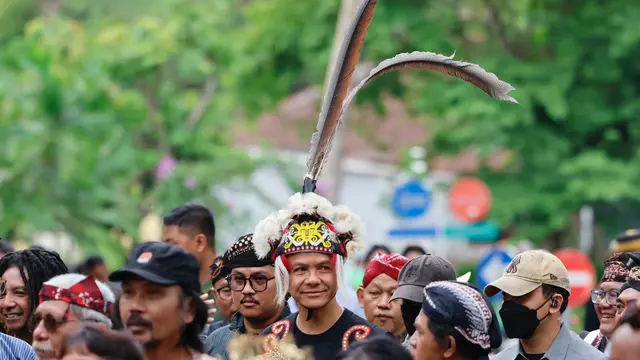 Ganjar Pranowo menghadiri Dies Natalis UGM ke-74 di Sleman, Daerah Istimewa Yogyakarta (DIY), Minggu (17/12/2023).