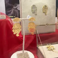TULOLA menghadirkan tema Evolusi sebagai perayaan perjalanan budaya yang terus berkembang. Terinspirasi dari subeng Bali, koleksi ini mengangkat kisah warisan Nusantara dalam balutan desain yang lebih modern. (Foto/Dok: Fimela.com)