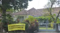 Spanduk larangan berfoto terpasang di depan 'Rumah Milea', Kota Bandung, 6 Agustus 2024. (Liputan6.com/Dikdik Ripaldi)