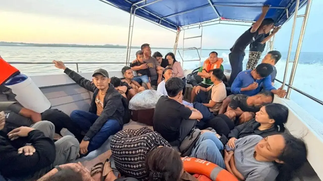 Penumpang selamat dari kapal feri antarwilayah M/V Trisha Kerstin 3 yang tenggelam dievakuasi menggunakan perahu di perairan Isabela City, Basilan Province, Filipina, Senin (26/1/2026).