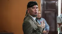 Gaya terdakwa Ahmad Dhani usai menjalani sidang lanjutan atas kasus ujaran kebencian di Pengadilan Negeri Jakarta Selatan, Senin (19/11). Sidang beragendakan pembacaan tuntutan jaksa penuntut umum (JPU). (Liputan6.com/Faizal Fanani)