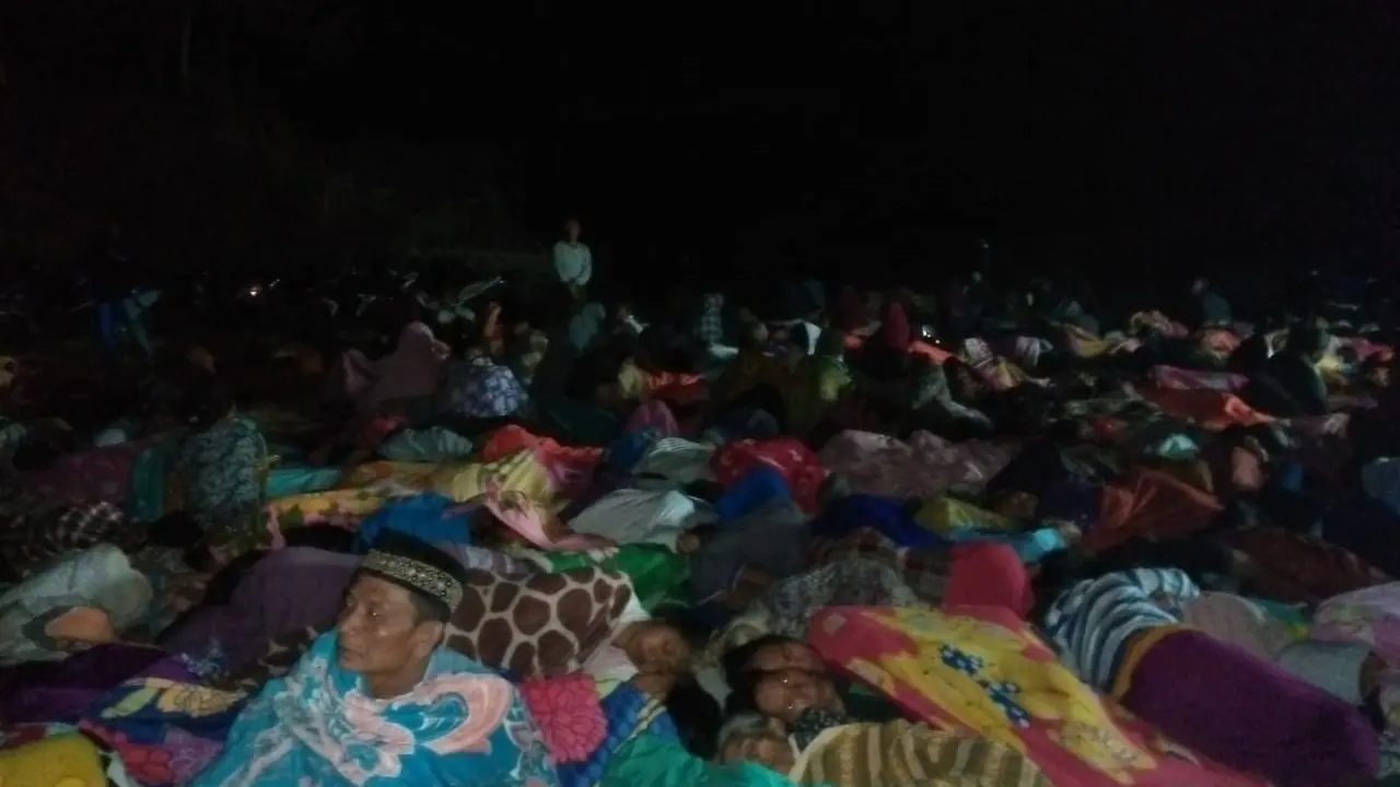Korban gempa Lombok mengungsi di tempat terbuka.