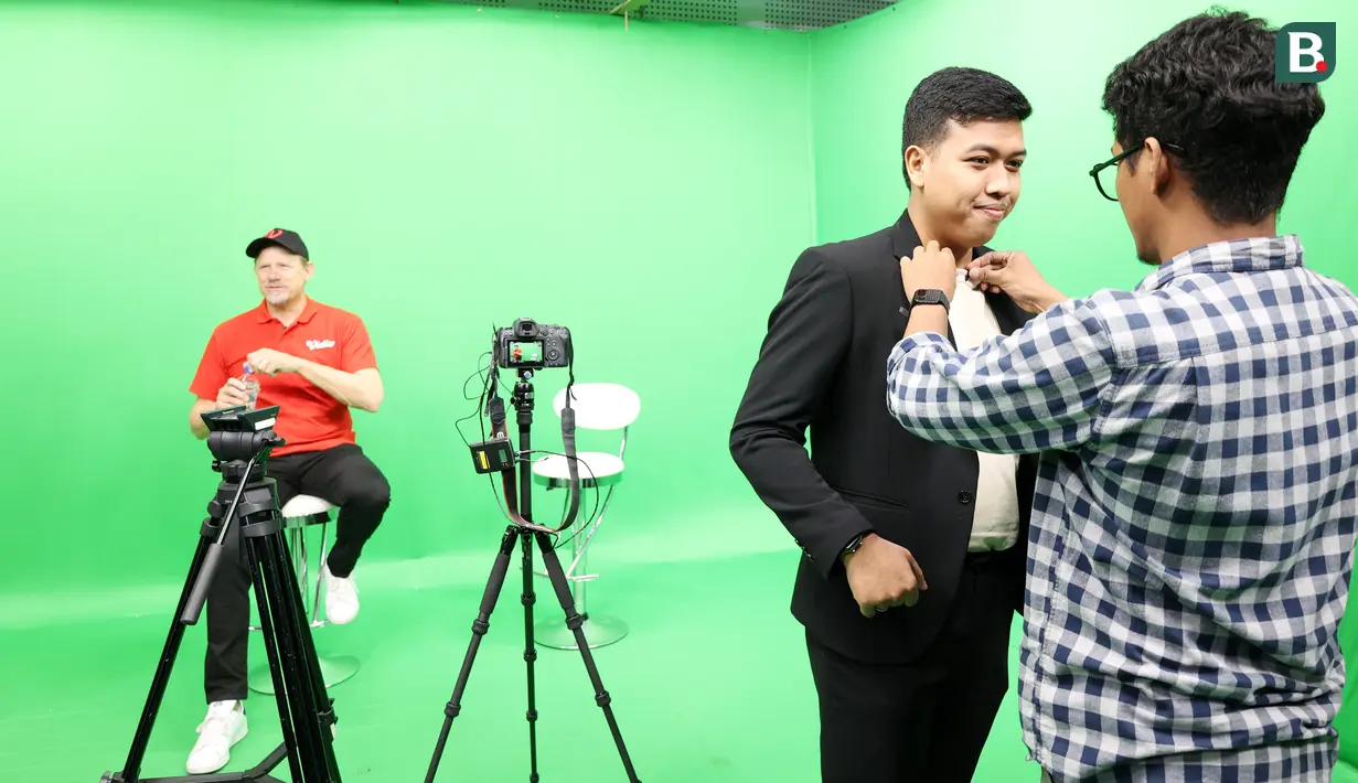 Wartawan Bola.com, Hery Kurniawan, melakukan persiapan sebelum wawancara eksklusif dengan kiper legendaris Manchester United, Peter Schmeichel, di SCTV Tower, Jakarta, Jumat (4/8/2023). (Bola.com/M Iqbal Ichsan)