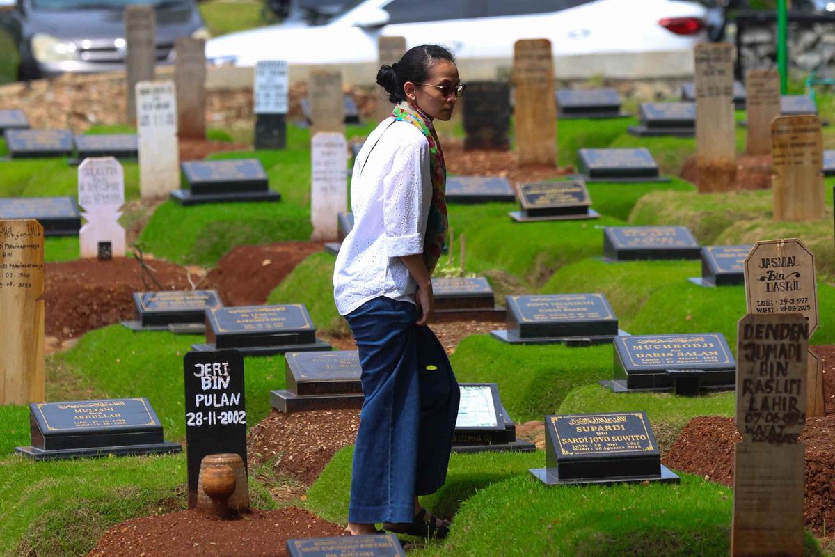 FOTO: Jakarta Krisis Makam: Warga Terpaksa Gunakan Sistem Tumpang