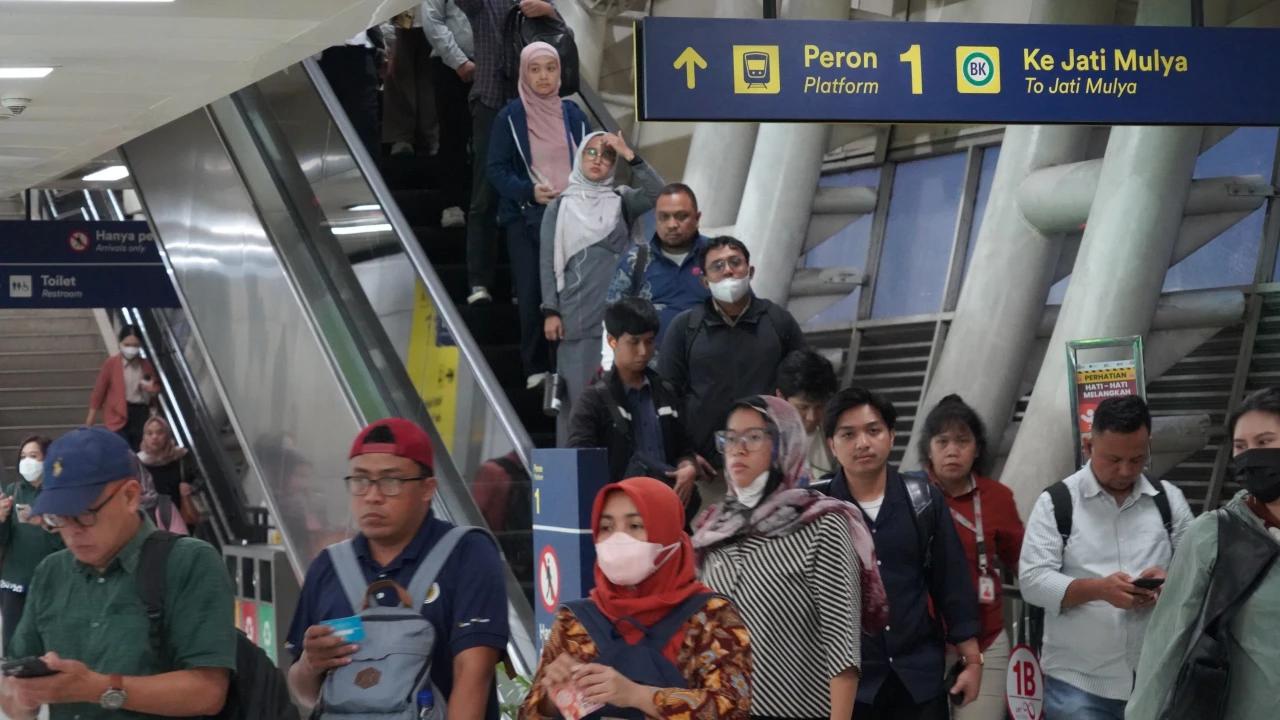 FOTO: Pengguna LRT Jabodebek Tembus 195 Ribu Saat Libur Panjang