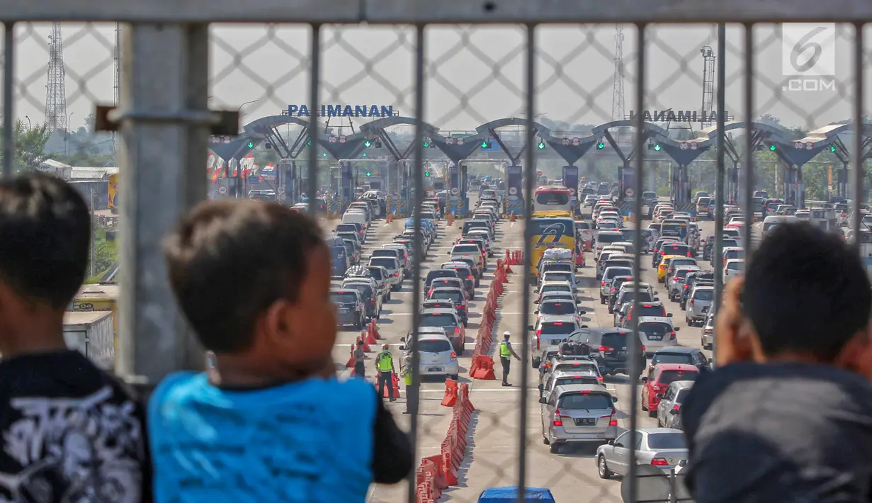 Mobil pemudik memadati Gerbang Tol (GT) Cikopo Palimanan (Cipali) Cirebon, Jawa Barat, Sabtu (1/6/2019). Memasuki H-4 Lebaran, kepadatan terjadi di ruas Tol Cipali di Km 73 sampai dengan Km 78 dan kenaikan volume kendaraan naik 12 persen dibanding tahun lalu. (Liputan6.com/Herman Zakharia)
