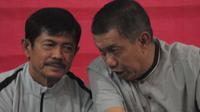 Wali Kota Yogyakarta, Haryadi Suyuti (kanan) bersama pelatih Timnas Indonesia U-23, Indra Sjafri dalam konferensi pers di Balaikota Yogyakarta, Sabtu (1/6/2019) sore. (Bola.com/Vincentius Atmaja)