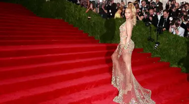 Penyanyi Beyonce Knowles menjadi pusat perhatian dengan gaunnya saat menghadiri acara 'China: Through The Looking Glass' Costume Institute Benefit Gala di Metropolitan Museum of Art, New York, Senin (4/5/2015). (REUTERS/Andrew Kelly)