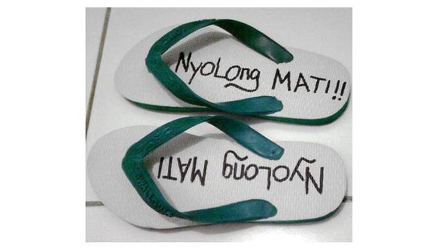 Tulisan Lucu di Sandal Jepit Ini Bikin Ketawa Cekikikan