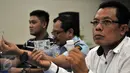 Petugas imigrasi beserta Kepolisian Polres Jaksel menunjukan barang bukti dokumen palsu dan kosmetik yang diduga ilegal saat rilis penangkapan WN Asing di Kantor Imigrasi, Jakarta, Kamis (21/1/2016).  (Liputan6.com/Yoppy Renato)
