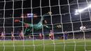 Kiper Atletico, Miguel Angel Moya mencoba menghalau bola sepakan pemain Barcelona pada leg kedua semifinal Copa del Rey semifinal di Camp Nou stadium, Barcelona (7/2/2017). Barcelona bermain imbang 1-1. (AP/Manu Fernandez)