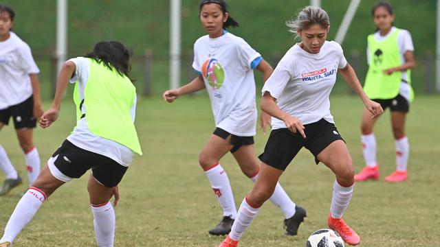 FOTO: Timnas Sepakbola Putri Indonesia Jalani Pemusatan Latihan Perdana di Hari Perempuan Internasional - Zahra Musdalifah