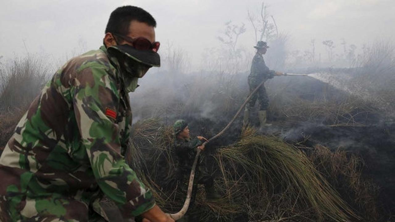 Aksi TNI jinakkan kabut asap di Sumsel