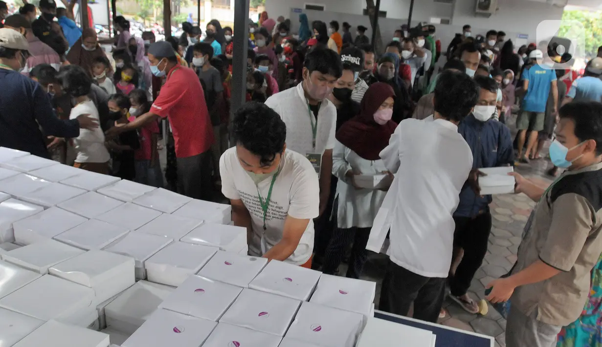 Warga menerima makanan berbuka puasa atau takjil di Masjid Wihdatul Ummah, Cinere, Depok, Jawa Barat, Kamis (7/4/2022). Dalam sehari, Masjid Wihdatul Ummah menyediakan lebih dari 700 takjil berupa nasi kotak yang merupakan sumbangan donatur jemaah masjid. (merdeka.com/Arie Basuki)