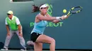Juara bertahan, Johanna Konta melakukan servis ke arah petenis putri AS, Venus Williams pada babak 16 besar Miami Terbuka di Candon Park, Senin (26/3). Konta harus menyerah 7-7, 1-6 dan 2-6 atas Venus dalam waktu 2 jam 19 menit. (AP Photo/Joe Skipper)
