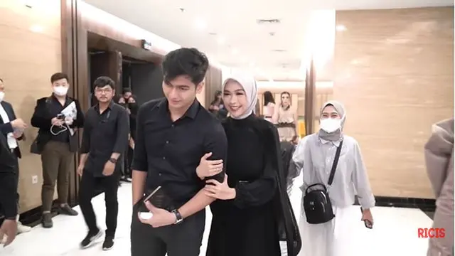 6 Potret Ria Ricis Terima Piala sebagai Women Of Influence, Penuh Rasa Bangga