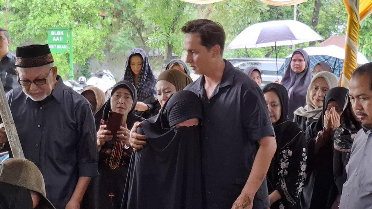8 Potret Andhika Pratama Beberkan Alasan Ibu Mertuanya Dimakamkan Satu Liang dengan Adik Ussy Sulistiawaty