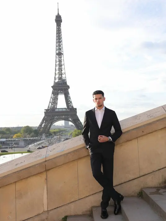 Justin Hubner tampak gagah di balik kemeja putih dan setelan jas formal. Menampilkan postur tegap dan maskulin [@jennifercoppenreal20]