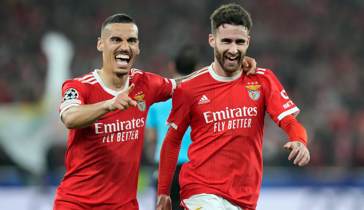 Pemain Benfica Rafa Silva (kanan) merayakan setelah mencetak gol ke gawang Club Brugge pada pertandingan leg kedua babak 16 besar Liga Champions di Stadion Luz, Lisbon, Portugal, 7 Maret 2023. Benfica menjadi tim pertama yang lolos ke perempat final Liga Champions setelah menghajar Club Brugge dengan agregat 7-1. (AP Photo/Armando Franca)