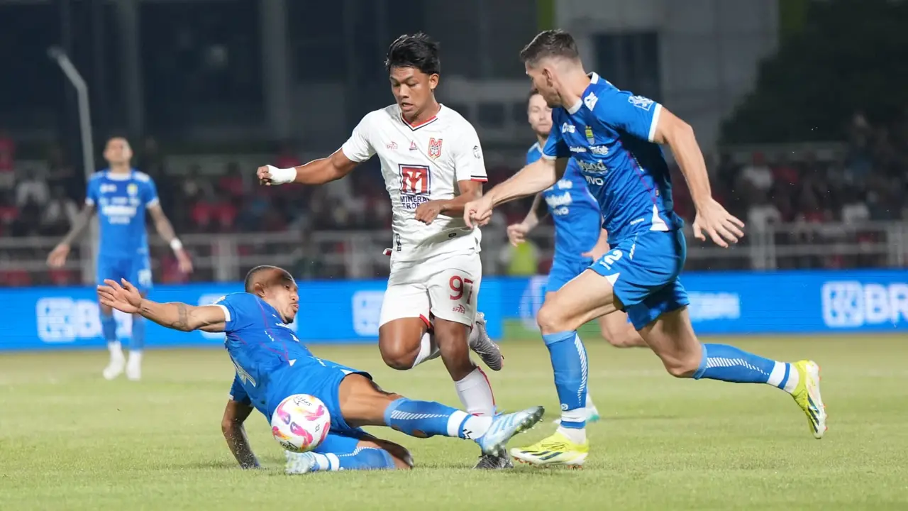 Malut United melawan Persib Bandung.