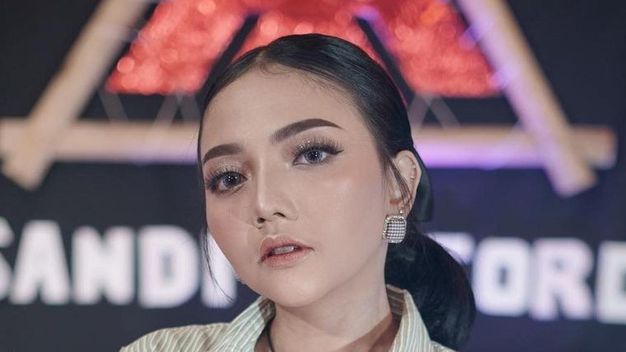 Dikenal Sebagai Penyanyi Wanita yang Memiliki Banyak Tato <br>