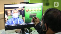 Peserta berkonsultasi dengan costumer service melalui Lapak Asik (Layanan Tanpa Kontak Fisik) di Kantor Cabang BPJamsostek Cilandak, Jumat (19/6/2020). Layanan dengan protokol kesehatan tanpa harus kontak langsung ini dalam rangka mencegah penularan COVID-19. (Liputan6.com/Faizal Fanani)