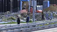 Penyelidik memeriksa bangunan yang rusak setelah serangan drone di Moskow, Rusia, Senin, 24 Juli 2023.   (AP Photo)