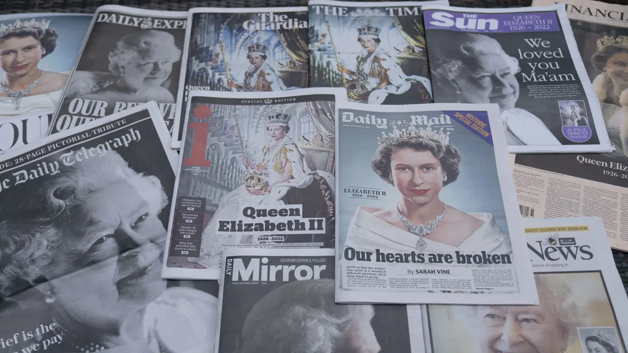 Wajah Ratu Inggris Elizabeth II yang Meninggal di Usia 96 Hiasi Surat Kabar
