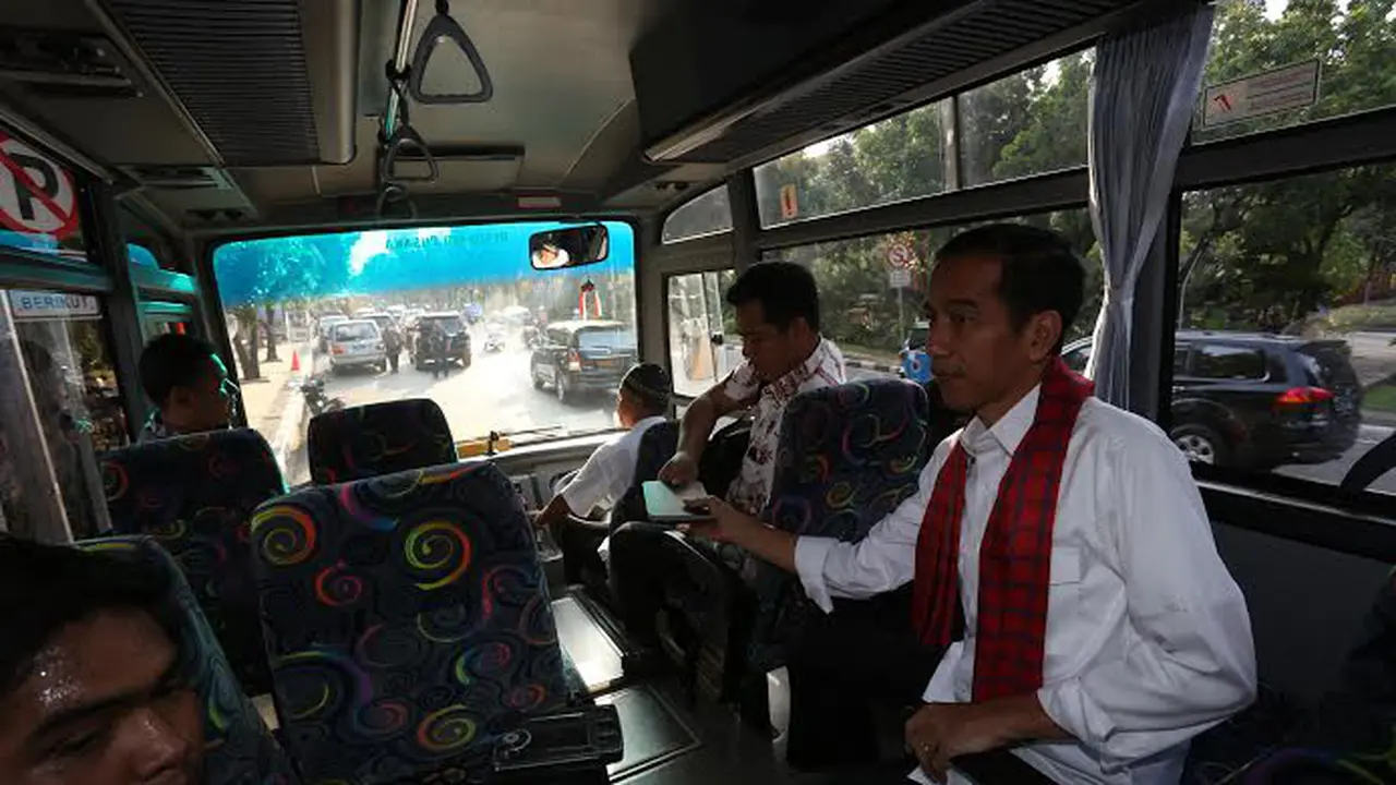 ke Rumah Transisi, Jokowi Numpang Bus Enjoy Jakarta 