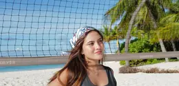 Berpose di hamparan pasir putih dengan latar laut biru dan deretan pohon kelapa, Marsha tampil bak beach girl modern dengan outfit santai yang mudah dijadikan inspirasi untuk liburan musim panas. [@aruanmarsha].