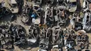 Pasukan keamanan Israel memeriksa kendaraan yang hangus terbakar dalam serangan 7 Oktober oleh militan Hamas di luar kota Netivot, Israel selatan, Rabu, 1 November 2023. (AP Photo/Ariel Schalit)