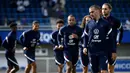 Penyerang Prancis Antoine Griezmann (kanan) menghadiri sesi latihan sebagai bagian dari persiapan tim untuk UEFA Nations League 2022-2023 di Clairefontaine-en-Yvelines, Senin (30/5/2022). Prancis yang menjuarai Nations League tahun lalu akan menjamu Denmark di Stade de France pada Sabtu, 4 Juni 2022 dini hari WIB. (FRANCK FIFE/AFP)