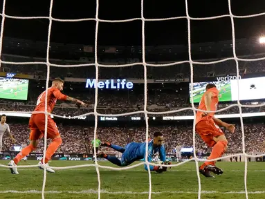 Kiper Real Madrid, Keylor Navas (tengah) mendekap bola saat bertanding melawan AS Roma dalam International Champions Cup (ICC) di New Jersey, Amerika Serikat, Selasa (7/8). Real Madrid menang 2-1. (AP Photo/Julio Cortez)