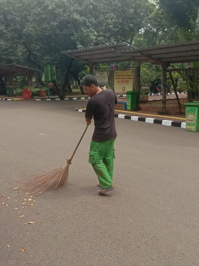 Pembersihan kontinyu oleh petugas