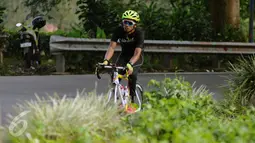 Pebalap sepeda, M Fadli Imammudin saat berlatih melintasi jalan Raya Puncak Cianjur, Bogor, Kamis (23/2). Menurutnya, persiapan intensif dan terarah telah dilakukan sejak beberapa pekan terakhir. (Liputan6.com/Helmi Fithriansyah)
