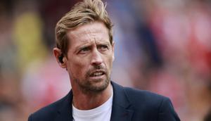 Mantan pesepak bola Inggris dan presenter TNT Sports, Peter Crouch, menunggu dimulainya pertandingan&nbsp;Premier League Inggris antara Arsenal dan Brighton and Hove Albion di Stadion Emirates, London, pada 31 Agustus 2024. (BENJAMIN CREMEL/AFP)