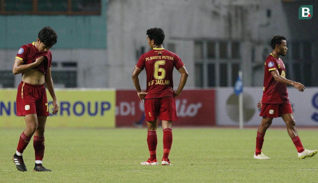 Para pemain Barito Putera tampak lesu usai ditaklukkan Persikabo 1973 dalam laga pekan ke-4 BRI Liga 1 2021/2022 di Stadion Wibawa Mukti, Cikarang, Kamis (23/9/2021). Barito Putera kalah 0-3. (Bola.com/M Iqbal Ichsan)