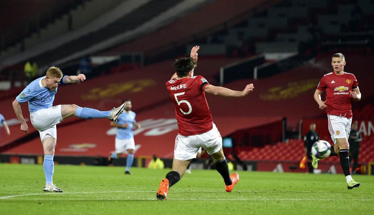 Gelandang Manchester City, Kevin De Bruyne, melepaskan tendangan ke gawang Manchester United pada laga Piala Liga Inggris di Stadion Old Trafford, Rabu (6/1/2021). City menang dengan skor 2-0. (Peter Powell/Pool via AP)