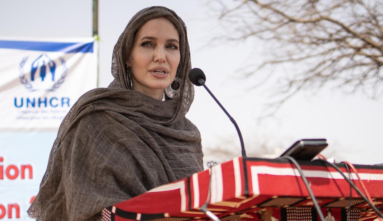 <p>Aktris Angelina Jolie, utusan khusus PBB untuk UNHCR, memberikan pernyataan di kamp Goudebou, utara Burkina Faso, 20 Juni 2021. Jolie mengunjungi kamp pengungsi yang menampung ribuan warga Mali yang menyelamatkan diri dari kekerasan militan di kawasan itu. (OLYMPIA DE MAISMONT/AFP)</p>
