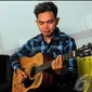 Demi bisa bersama Andhika, Dodhy rela meninggalkan band yang telah dibesarkannya dan memilih berkolaborasi dengan Andhika dengan membentuk duo Kangen Lagi, Jakarta, Selasa (8/7/2014) (Liputan6.com/Faisal R Syam)