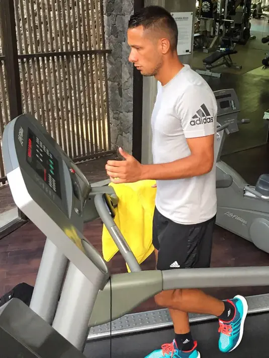 Meskipun berlibur, Raphael Maitimo tak lupa untuk menjaga kondisinya agar tetap fit dengan melakukan treadmill. (Dok Pribadi)