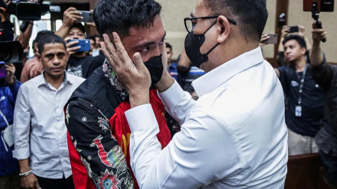 Rafael Alun kemudian mengelus kepala hingga menyentuh wajah anaknya sambil mengusap air mata yang keluar dari mata Mario.