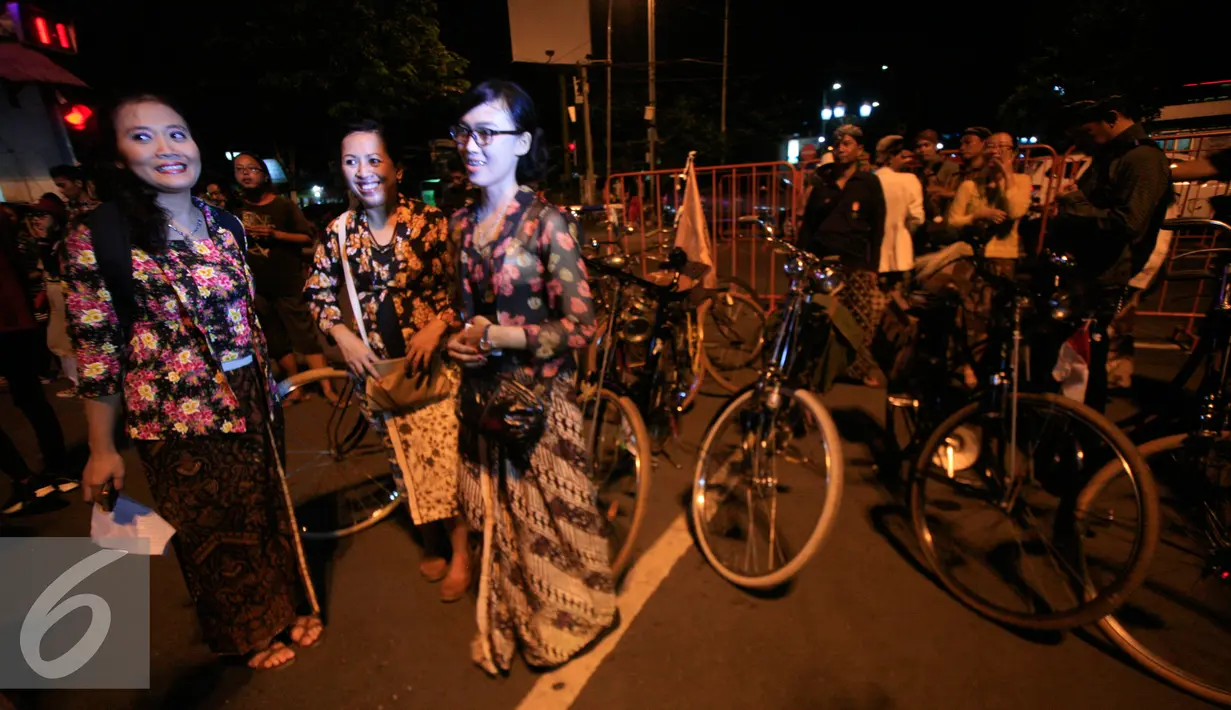 Sejumlah warga mengikuti Malam Peringatan Hari Kartini di Jl Malioboro, Yogyakarta, Rabu (20/4). Acara tersebut diramaikan dengan pawai keliling sepeda onthel. (Liputan6.com/Boy Harjanto)