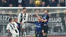 Striker Juventus, Cristiano Ronaldo, menyundul bola saat melawan Inter Milan pada laga Serie A di Stadion Allianz, Turin, Jumat (7/12). Juventus menang 1-0 atas Inter Milan. (AP/Andrea Di Marco)
