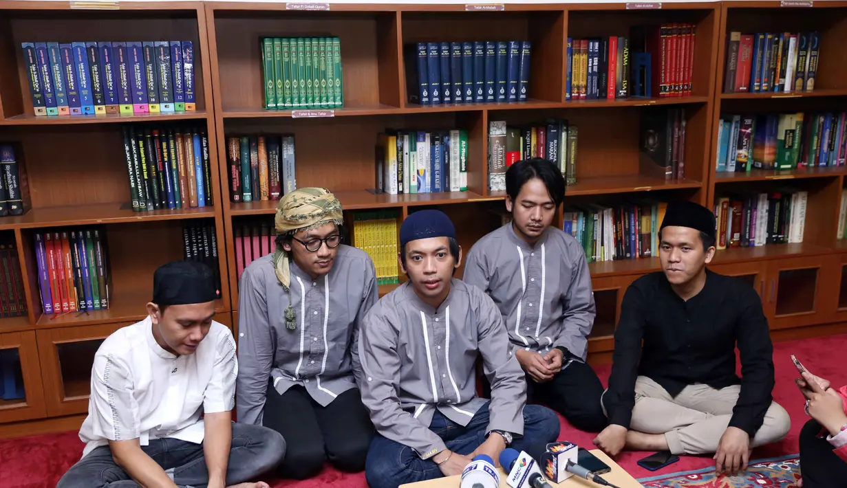 Kegiatan baru grup musik DMasiv bersama dengan penggemarnya. Ryan dan kawan-kawan menggelar ngaji bareng dengan penggemarnya. Tidak hanya itu, dalam acara itu juga ada ustadz yang membimbing. (Nurwahyunan/Bintang.com)