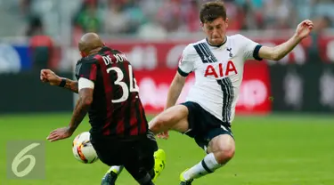 Gelandang AC Milan, Nigel de Jong berebut bola dengan bek Tottenham, Ben Davies pada Audi Cup 2015 di Allianz Arena, Munich, Jerman (6/8/2015). Tottenham sukses merebut juara tiga usai mengalahkan AC Milan dengan skor 2-0. (Reuters/Jason Cairnduff)