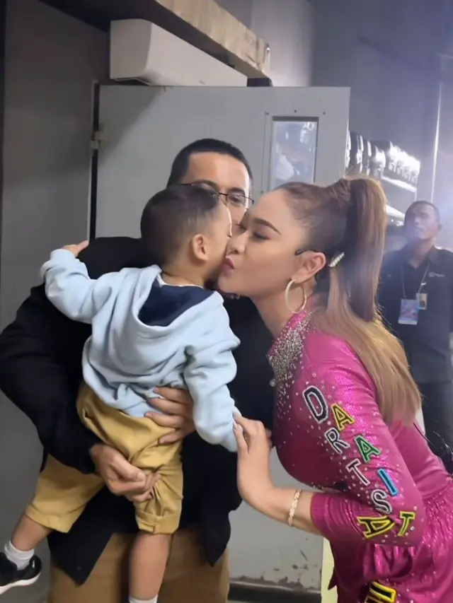 Potret Bunda Inul dan Baby Levian (Instagram/@inul.d)